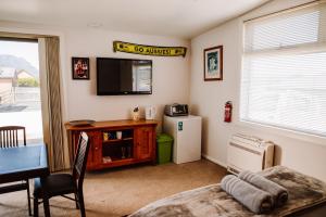 True Blue Three - The View في شيفيلد: غرفة بها تلفزيون ومكتب وثلاجة