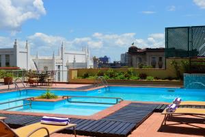 een groot zwembad bovenop een gebouw bij Pestana Rovuma in Maputo