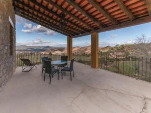 Cảnh núi rừng hoặc tầm nhìn ra núi từ nhà nghỉ dưỡng