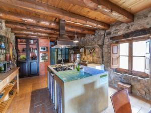 Nhà bếp/bếp nhỏ tại Farmhouse near Barcelona with Pool