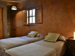 Giường trong phòng chung tại Farmhouse near Barcelona with Pool