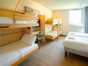 Una cama o camas en una habitación de ibis budget Auxerre Nord