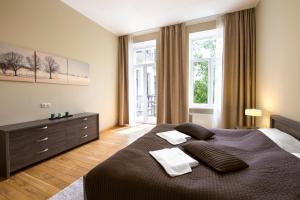 ein Schlafzimmer mit einem großen Bett mit zwei Kissen in der Unterkunft Riga Lux Apartments - Ernesta, Free parking in Riga