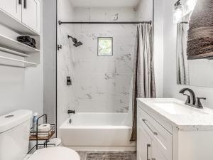 Koupelna v ubytování Plaza Pair OKC + 39 fotografií