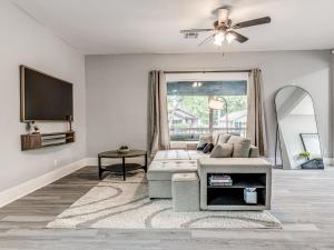 TV a/nebo společenská místnost v ubytování Plaza Pair OKC