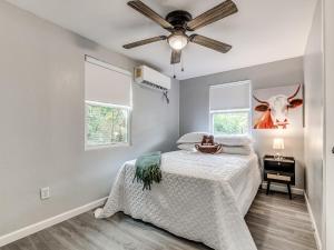 Postel nebo postele na pokoji v ubytování Plaza Pair OKC