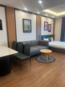 a living room with a couch and a bed and a table at FLC Quy Nhơn-Hotel View Biển-TT Thành Phố-Hồ Bơi 4 Mùa-QN Apartment in Quy Nhon