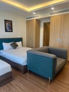 a hotel room with a bed and a couch at FLC Quy Nhơn-Hotel View Biển-TT Thành Phố-Hồ Bơi 4 Mùa-QN Apartment in Quy Nhon