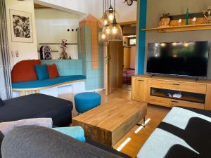 Μια τηλεόραση ή/και κέντρο ψυχαγωγίας στο Chalet Leutasch with Ski Trail & Mountain Views