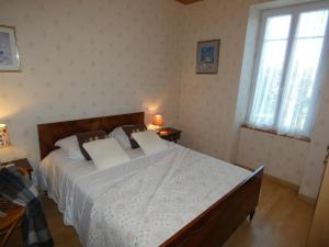 Ένα ή περισσότερα κρεβάτια σε δωμάτιο στο Maison Vendéenne avec Jardin - Animaux Admis - FR-1-540-168