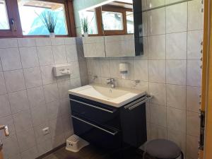 Ένα μπάνιο στο Chalet Leutasch with Ski Trail & Mountain Views +32 φωτογραφίες