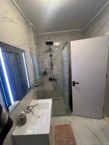 um banheiro com pia, chuveiro e banheira em The Hot Spot em Kosovo Polje mais 19 fotografias