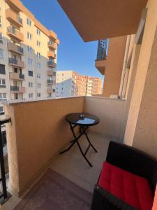 uma pequena mesa na varanda de um edifício em The Hot Spot em Kosovo Polje