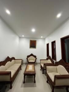 a waiting room with couches and a coffee table at Villa Murah Joglo Sariwangi in Cihanjuang 1
