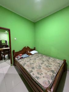 En eller flere senge i et værelse på Villa Murah Joglo Sariwangi + 24 billeder