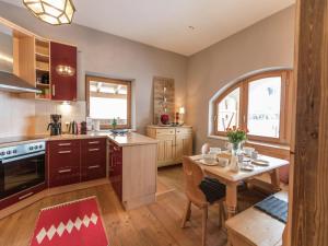 Una cocina con una mesa y un comedor. en Chalet in Ellmau near Ski Lift, en Ellmau 26 fotos más
