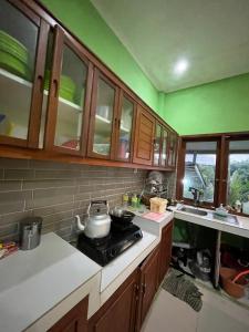 Køkken eller tekøkken på Villa Murah Joglo Sariwangi
