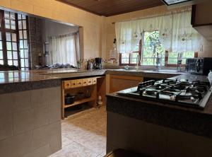 ボルカンにあるCasa Mia Volcanの広いキッチン(コンロ付) +22枚の写真