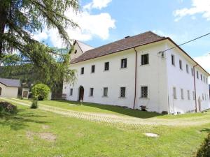 um grande edifício branco com um relvado em Berg Castle Klösterle em Zedlitzdorf mais 14 fotografias
