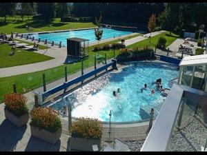 Piscina de la sau aproape de Elegant Chalet near Slopes & Village