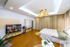 Μια τηλεόραση ή/και κέντρο ψυχαγωγίας στο Paradise Ton Duc Thang by Luxe Hospitality
