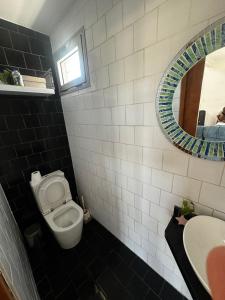 a bathroom with a toilet and a mirror at Casa quinta a minutos de La Plata in Berisso +9 photos