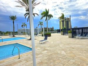 Foto de la galería de Lux Vista Retreat, 2BR, 2BA with terrace and pool en Fort Myers