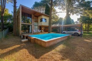 Swimmingpoolen hos eller tæt på Designer house in Valeria del Mar