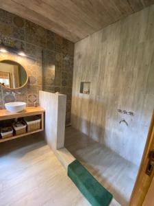 Et badeværelse på Designer house in Valeria del Mar