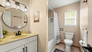 Un baño con lavabo, inodoro y espejo. en Lakeview Retreat w Kayaks Game Room Firepits Gated Community w Lake Beach Access, en East Stroudsburg 56 fotos más