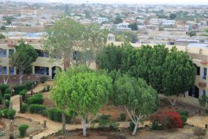 una vista aérea de una ciudad con árboles y edificios en oasis panorama hotel, en Bawati 12 fotos más
