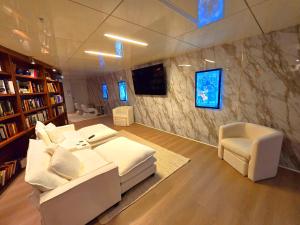 TV a/nebo společenská místnost v ubytování Lux Vista Retreat, 2BR, 2BA with terrace and pool