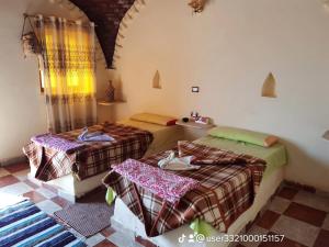 una habitación con dos camas en una habitación en oasis panorama hotel, en Bawati