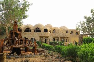 un gran edificio con un jardín delante de él en oasis panorama hotel, en Bawati