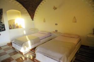 un dormitorio con dos camas en una habitación en oasis panorama hotel, en Bawati