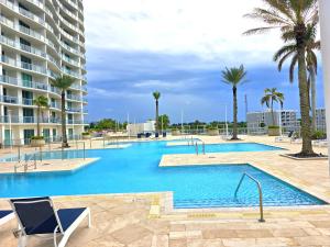 Bazén v ubytování Lux Vista Retreat, 2BR, 2BA with terrace and pool nebo v jeho okolí