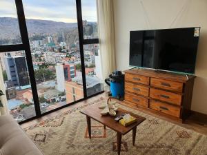 Телевизор и/или развлекательный центр в Hermoso, cálido y con vista espectacular departamento