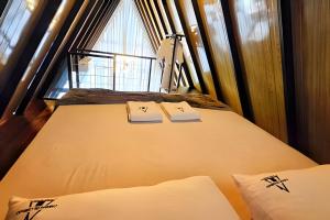 uma cama num pequeno quarto com uma janela em Cabana El Shaday em Pirenópolis