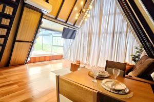 uma sala de jantar com uma mesa e uma grande janela em Cabana El Shaday em Pirenópolis