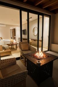 バジェ・デ・グアダルーペにあるHotel Flores de Sal-Valle de Guadalupeの中央に暖炉のあるリビングルーム