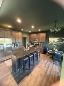 una grande cucina con una grande isola al centro di North Ga Hideaway a Ranger