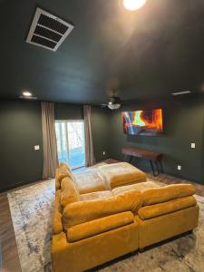 un soggiorno con un grande divano in una camera di North Ga Hideaway a Ranger