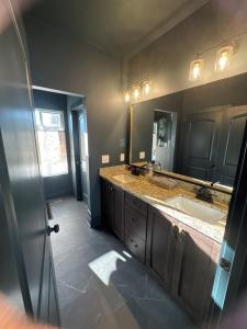 un bagno con due lavandini e un grande specchio di North Ga Hideaway a Ranger Altre 13 foto