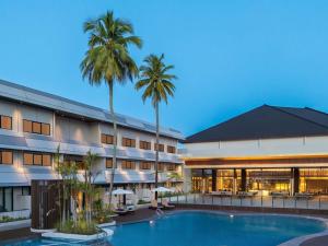 Hồ bơi trong/gần Novotel Pontianak Convention Centre