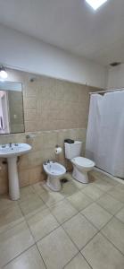 ein Badezimmer mit zwei Waschbecken und einer Toilette und einem Spiegel in der Unterkunft Dpto céntrico san lorenzo in San Lorenzo