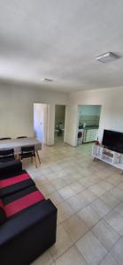 ein Wohnzimmer mit Sofa und Tisch in der Unterkunft Dpto céntrico san lorenzo in San Lorenzo