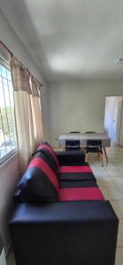 ein Wohnzimmer mit Sofa und Tisch in der Unterkunft Dpto céntrico san lorenzo in San Lorenzo