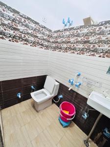 un baño con inodoro y lavabo en shri radha ji guest House, en Vrindāvan