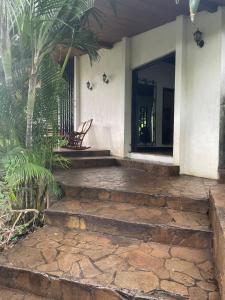 un porche d'une maison avec des escaliers menant à une porte dans l'établissement Casa Veraniega león, à León