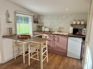 Η κουζίνα ή μικρή κουζίνα στο Wild Meadow Cottage - Countryside Views and King Bed